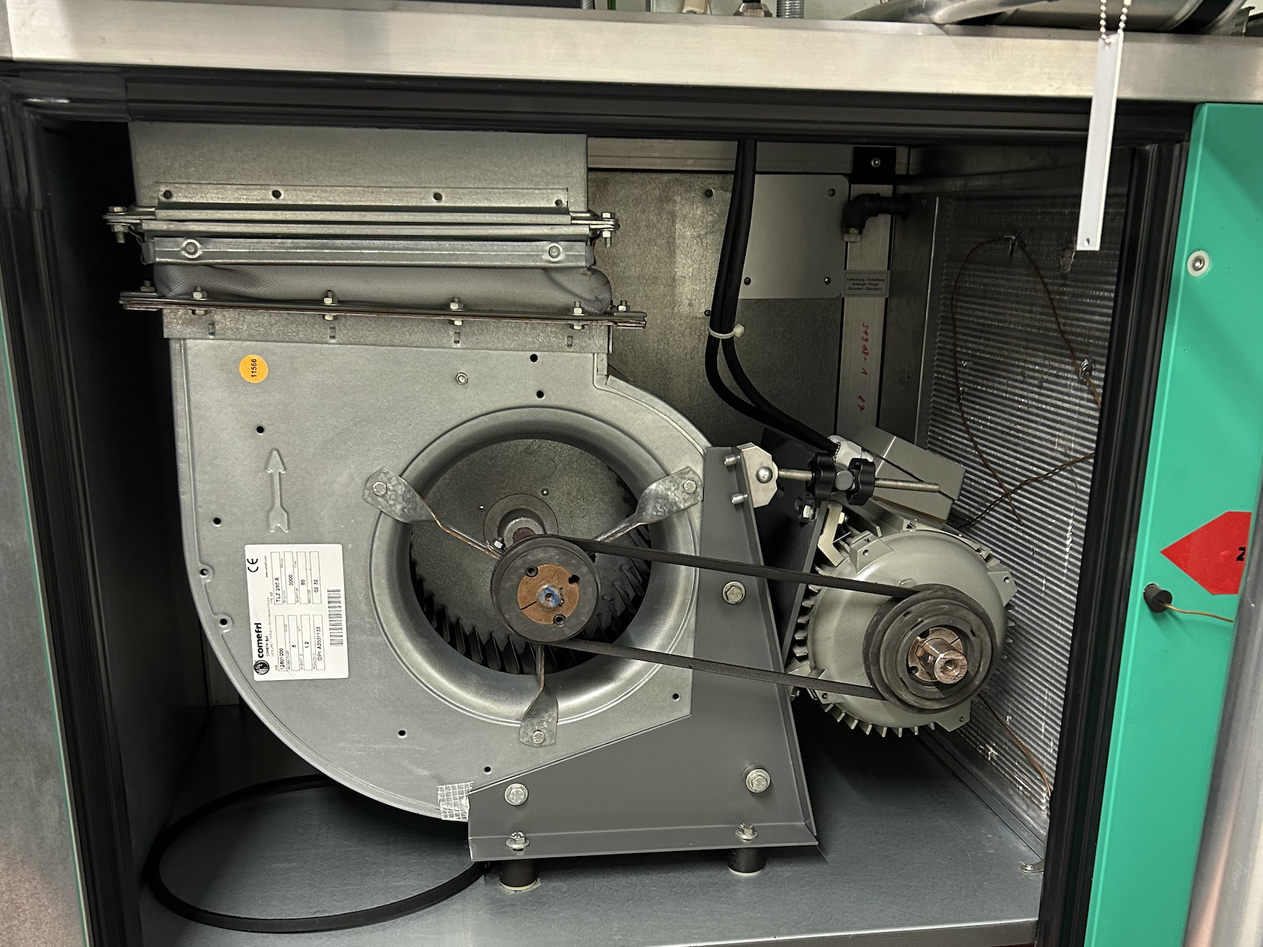 Frontansicht vor dem Retrofit — riemengetriebener Ventilator im bestehenden Gehäuse